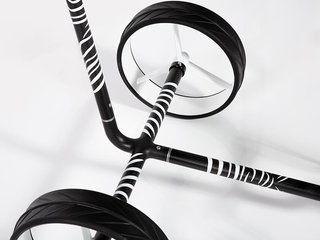 JuCad Carbon Zebra carrello manuale, finitura opaca bianco/nero in design 3K + borsa da trasporto JTT