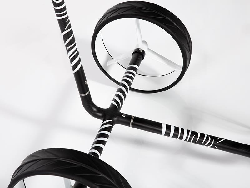 JuCad Carbon Zebra carrello manuale, finitura opaca bianco/nero in design 3K + borsa da trasporto JTT