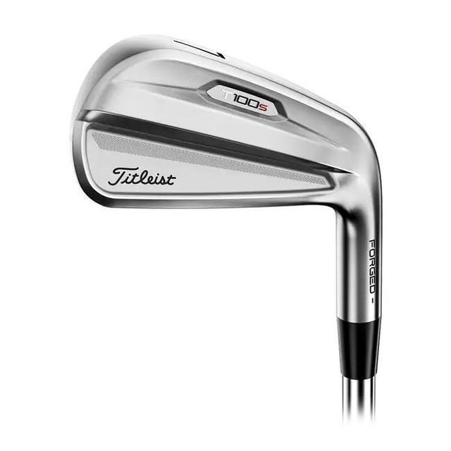 Set di ferri da golf con shaft in acciaio appoggiati in fila