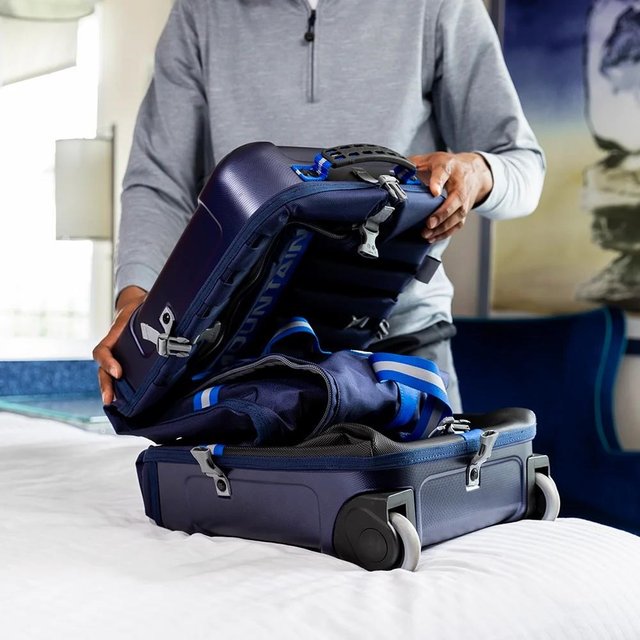 Dettaglio delle cinghie e della chiusura di una sacca da viaggio per il golf