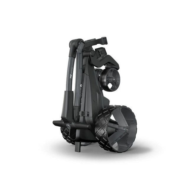 Carrello da golf elettrico visto di lato con ruote tassellate