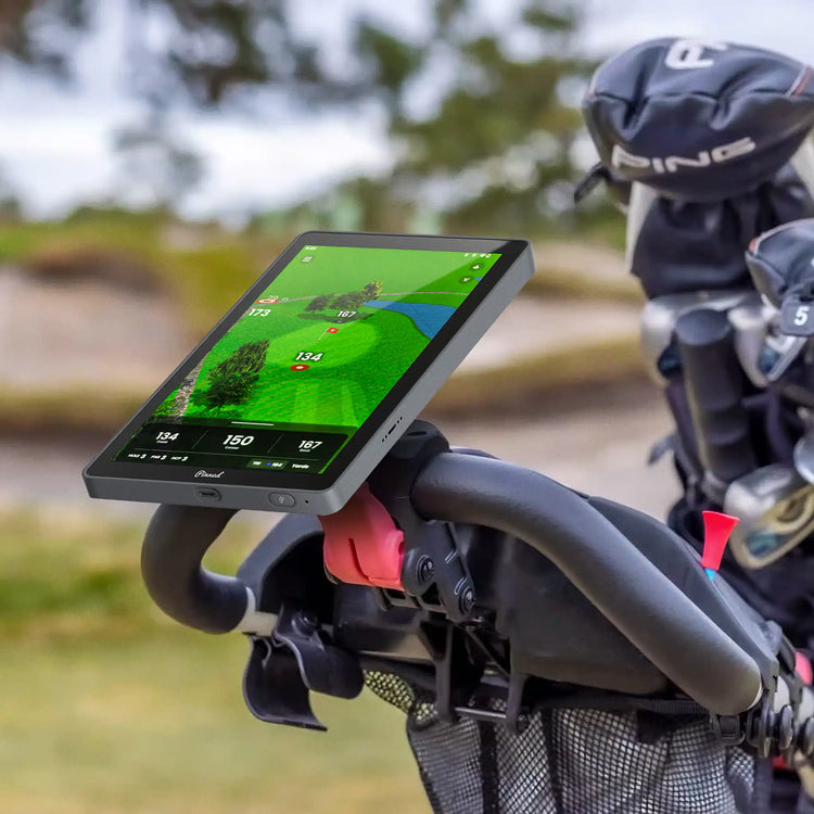 The Caddie GPS montato su un carrello da golf sotto il sole
