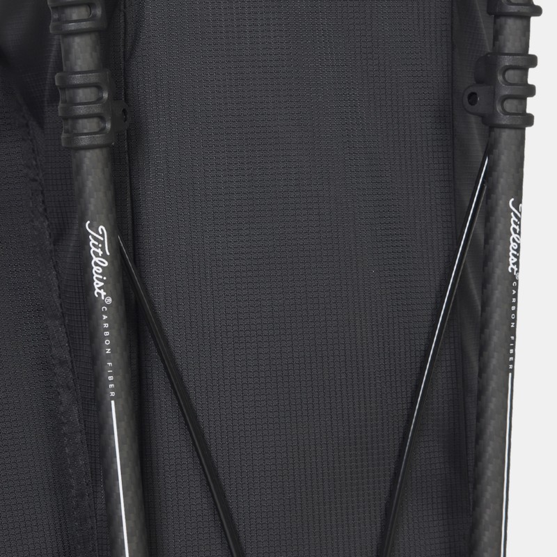 Gambe resistenti in fibra di carbonio sulla sacca con treppiede Titleist Players 4 Carbon