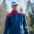 Golfista in azione che indossa la giacca mezza zip Ping AquaDrive