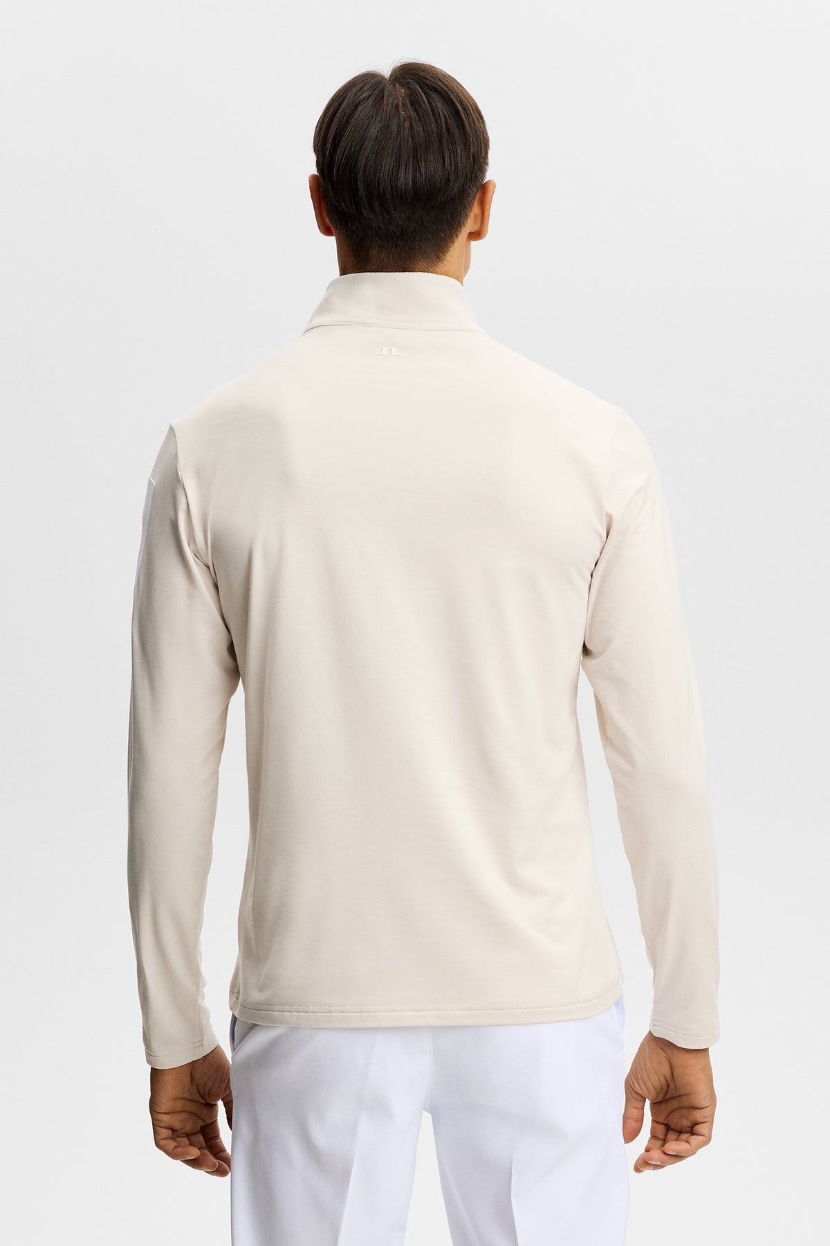 Mid Layer J.Lindeberg Keaton Quarter Zip Moonbeam – dettaglio della stampa gommata sulla manica e della zip da un quarto