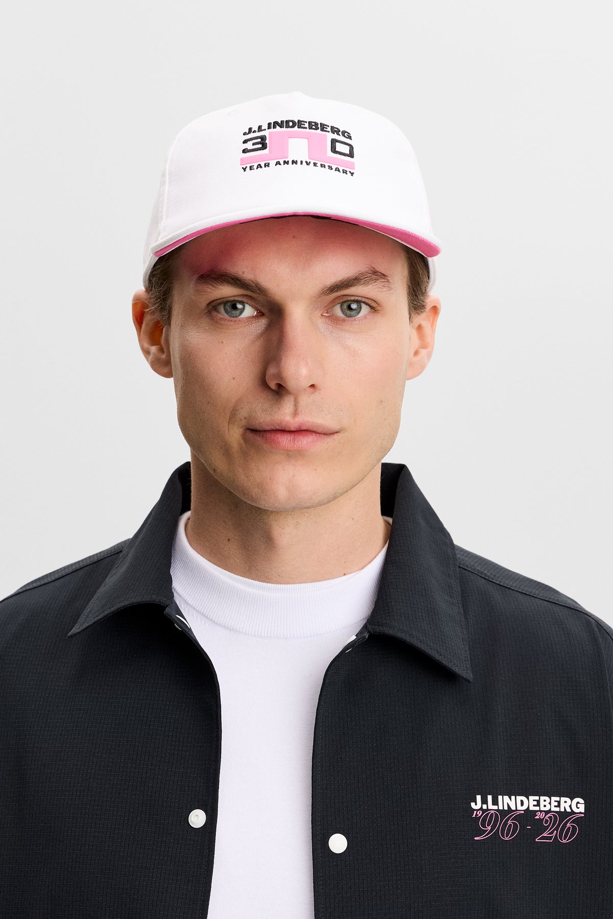 Cappellino J.Lindeberg 30Y Anniversary Bianco – dettaglio branding anniversario fronte e retro
