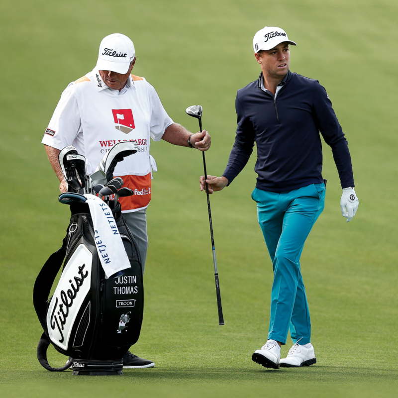 Justin Thomas con la sacca Titleist Tour