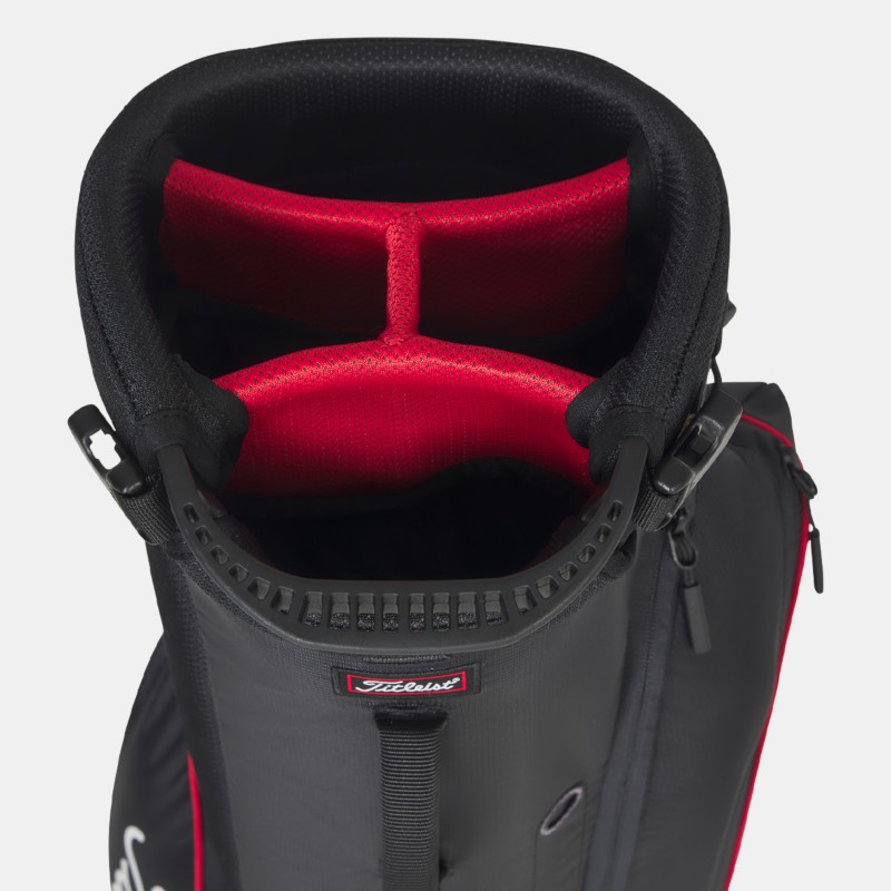Dettaglio dei divisori a 4 scomparti ultraleggeri sulla Titleist Players 4 Carbon