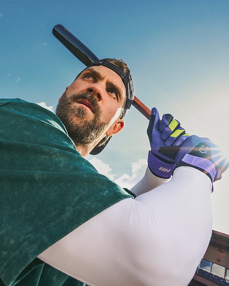 Maglia a compressione a maniche lunghe Under Armour HeatGear – in azione per mostrare la libertà di movimento delle maniche raglan
