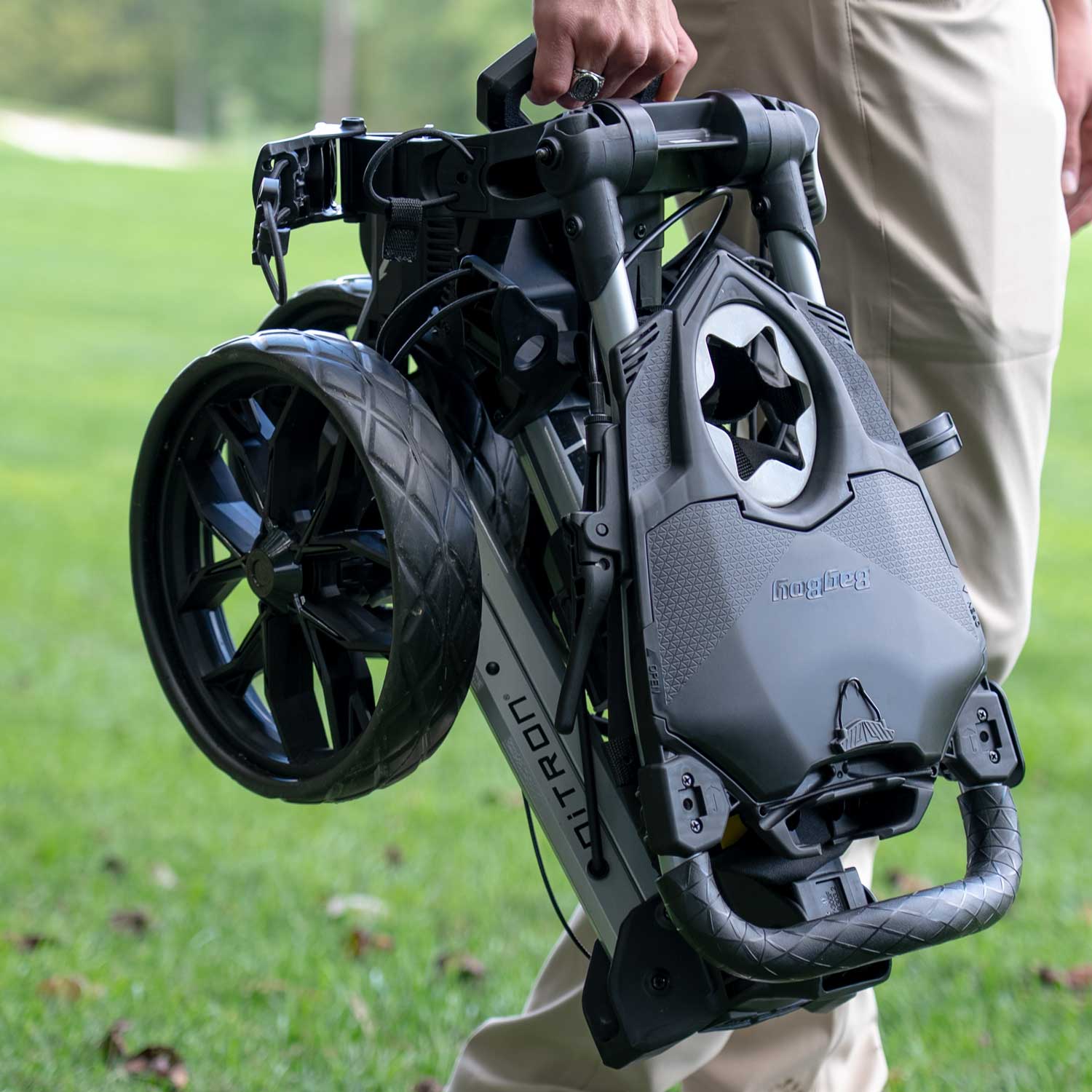 Carrello a spinta ripiegato leggero e ultra-compatto Bag Boy Nitron