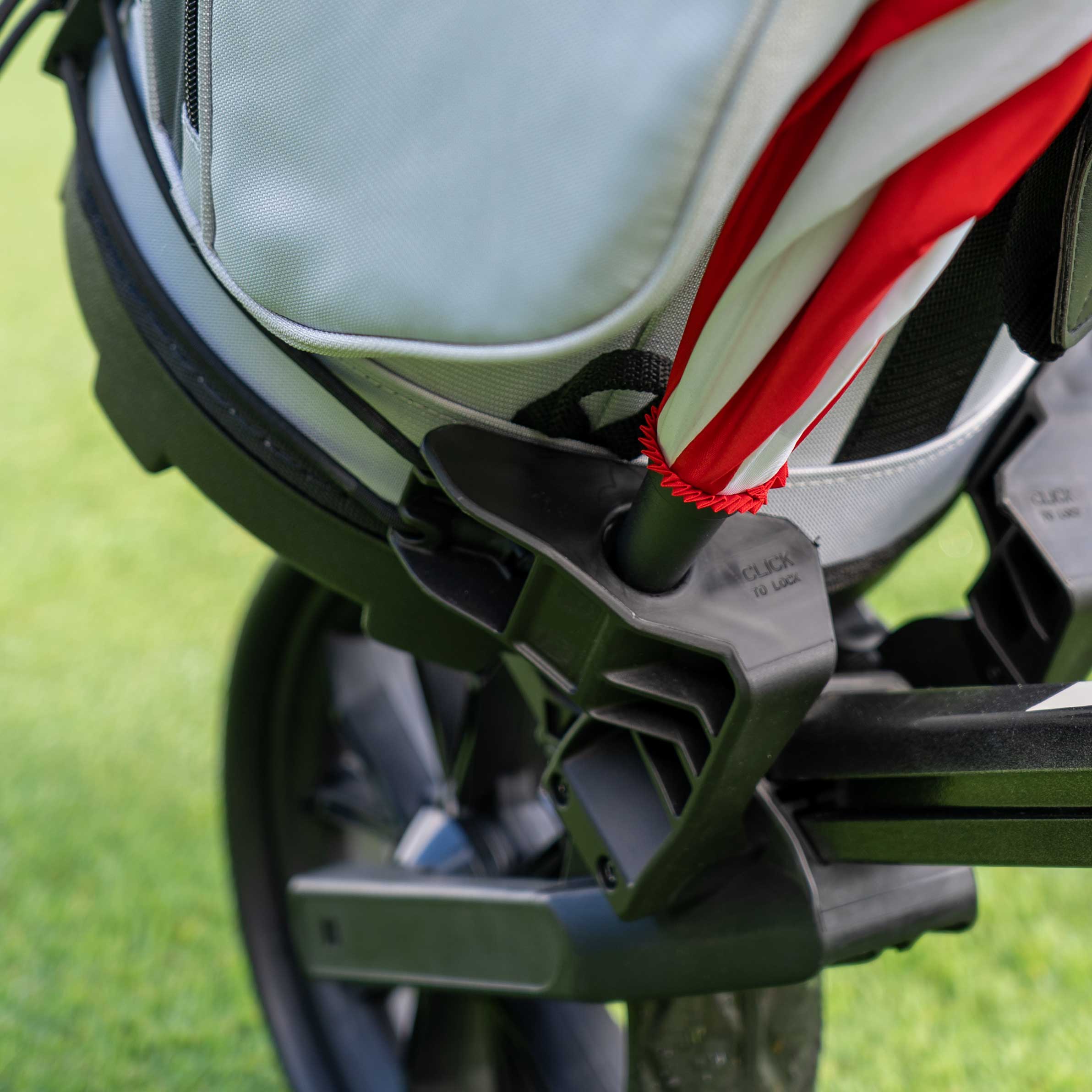 Bag Boy Slimfold — sistema integrato di alloggiamento ombrello