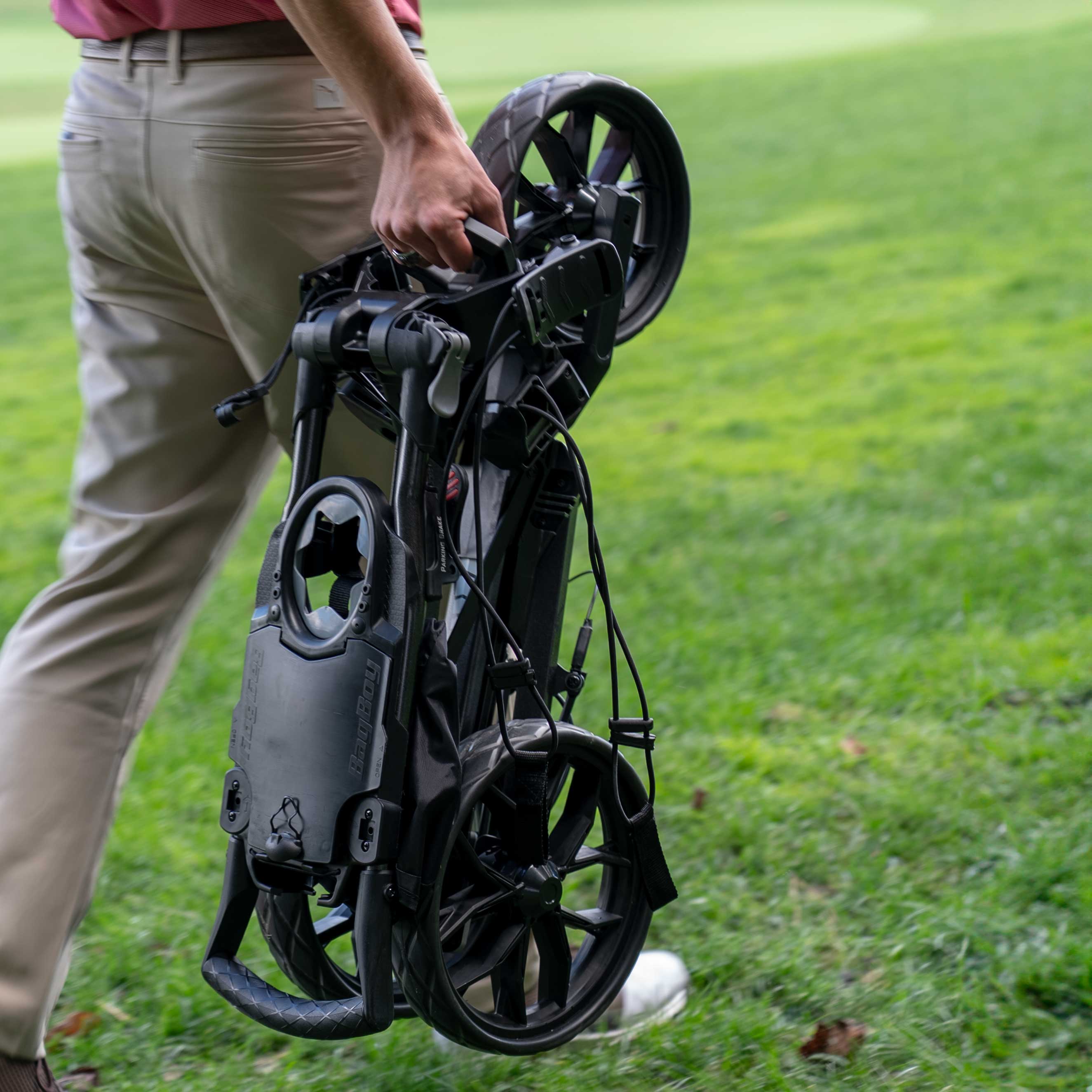 Carrello a spinta leggero e compatto Bag Boy Slimfold sul campo da golf