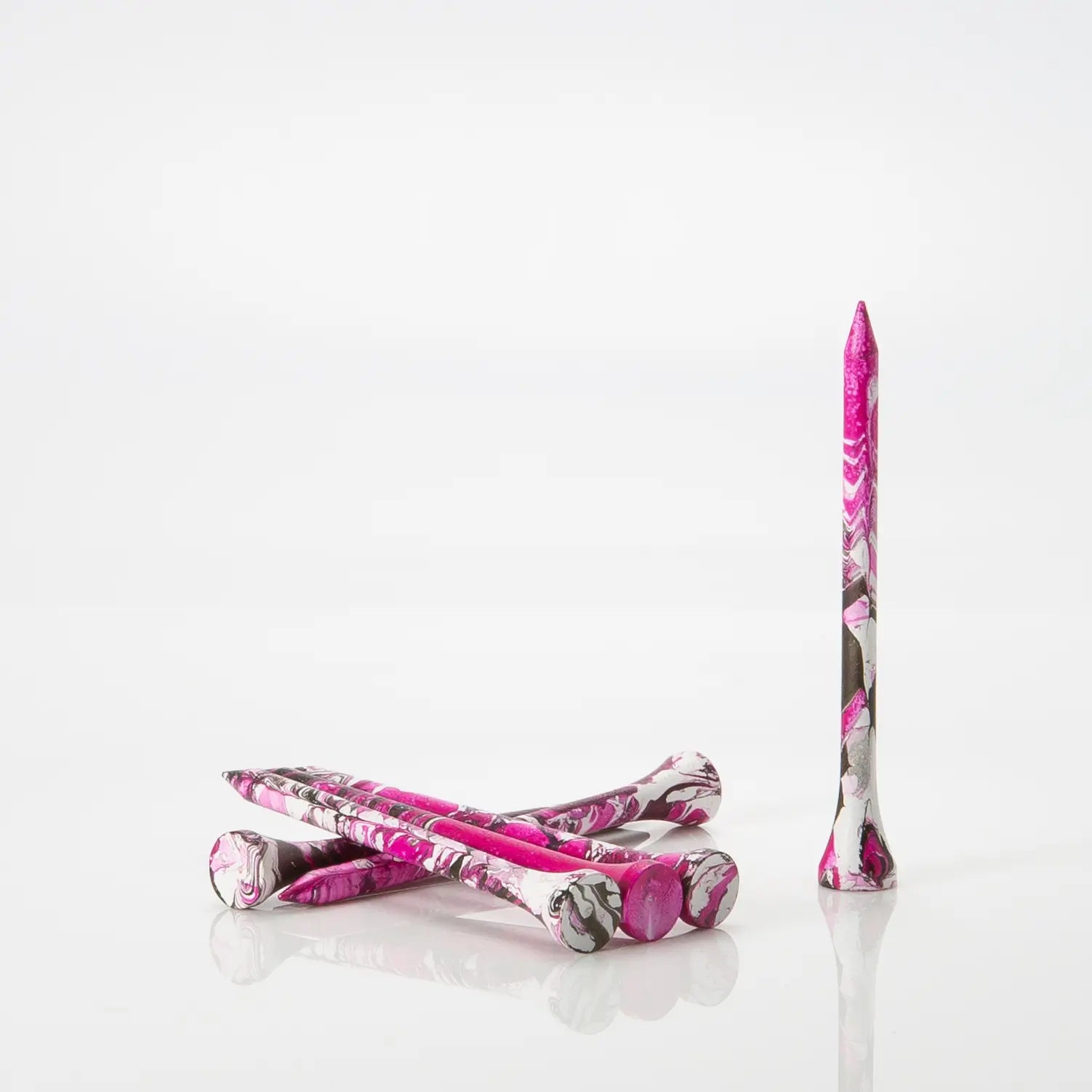 Tee Pride Sports Paint Splatter rosa neon e neri disposti uno accanto all'altro