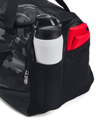 Ampia tasca ventilata per scarpe e biancheria sulla borsa Undeniable 5.0 Small Duffle