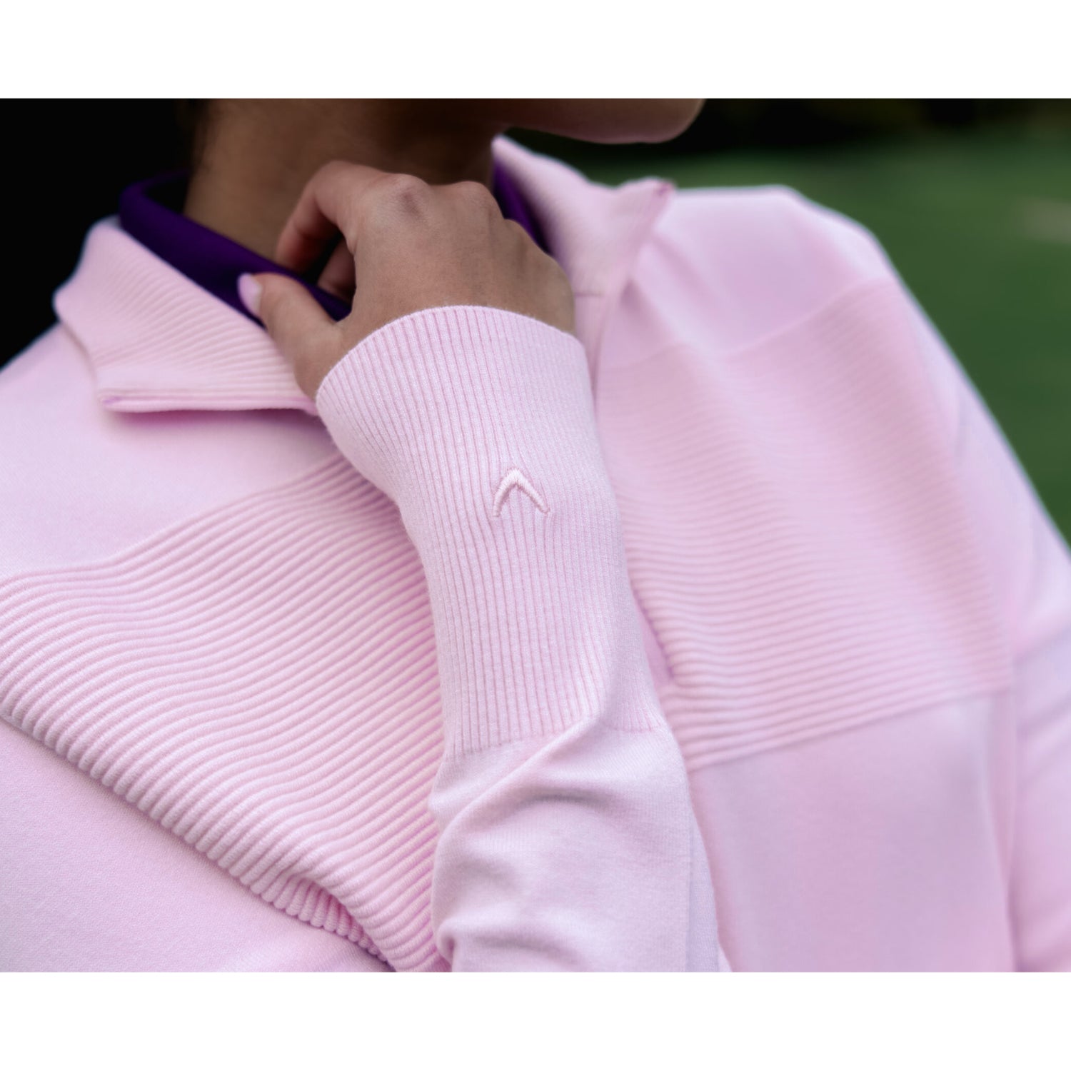 Primo piano della texture a maglia a costine sul maglione Callaway Soft Stretch Zip-Neck in Cherry Blossom