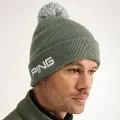 PING Cresting Knit Hat lifestyle – golfista che indossa il cappello sul campo in condizioni di freddo