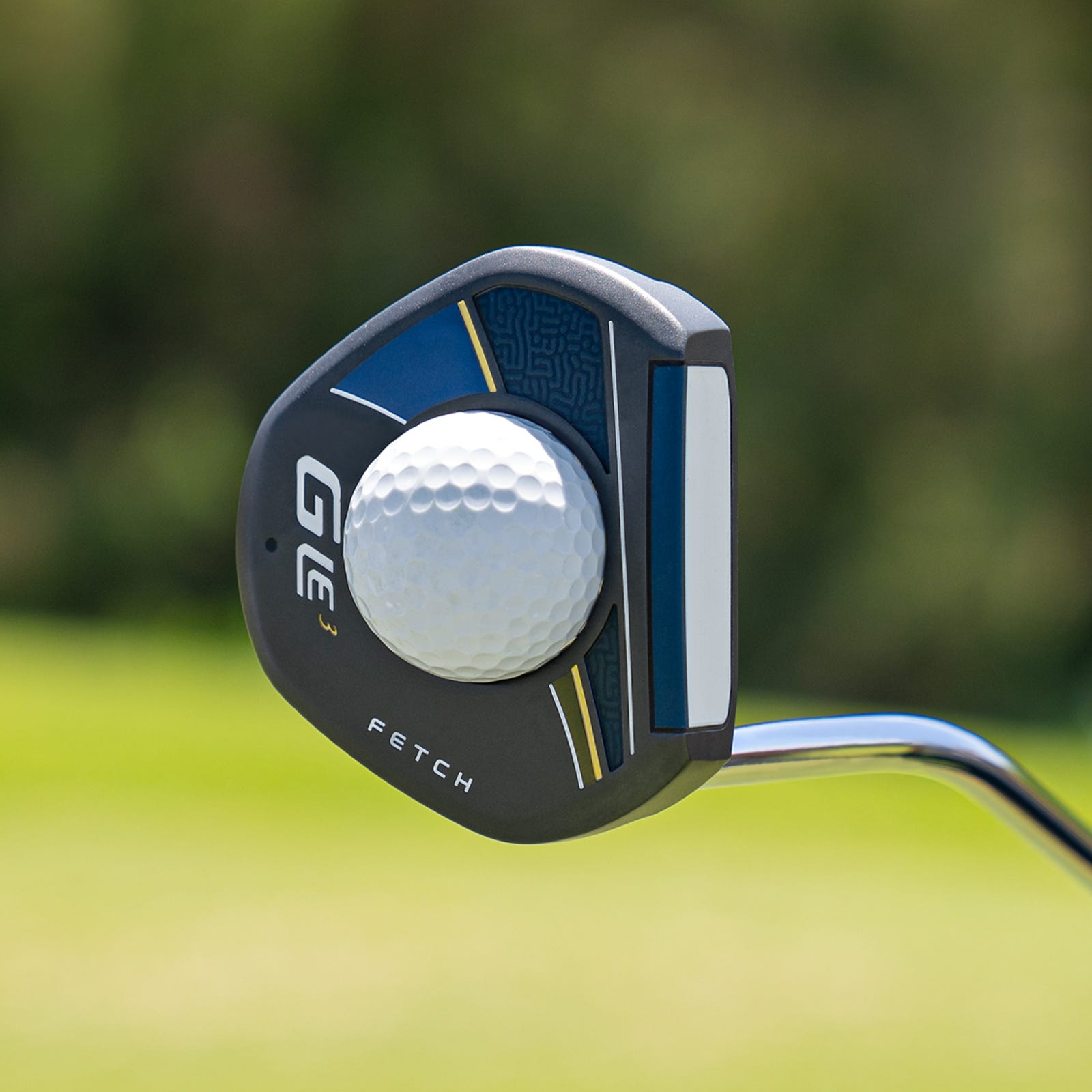 Putter Ping G Le3 Fetch che mostra la palla appoggiata nella cavità di raccolta della suola