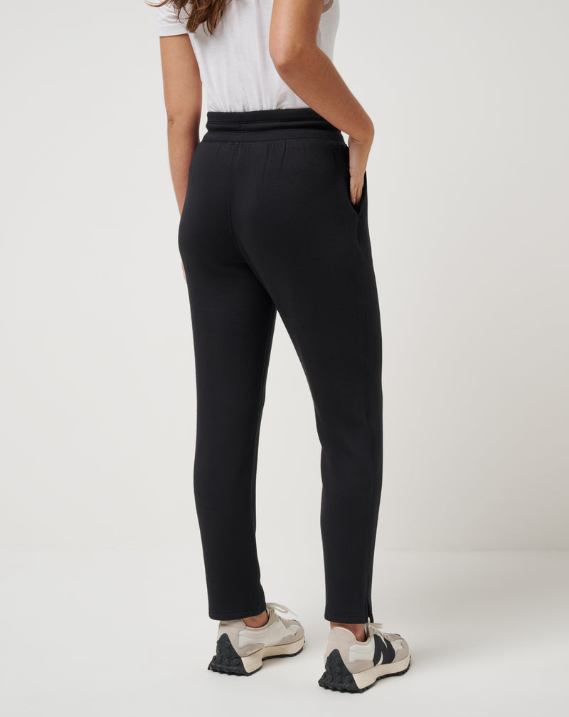 Dettaglio vestibilità affusolata dei pantaloni Travis Mathew Skyloft Soft Ankle