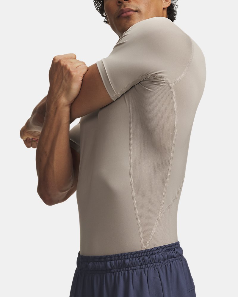 Dettaglio laterale della maglia a compressione Under Armour HeatGear – pannelli di ventilazione in mesh