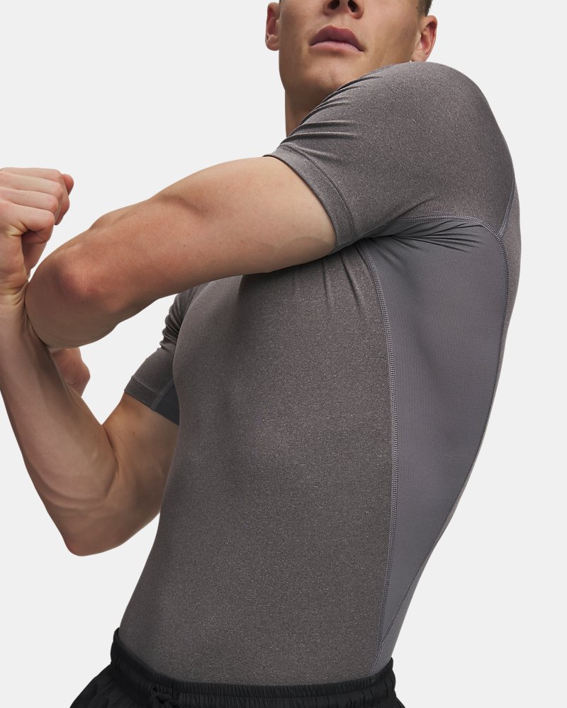 Dettaglio laterale del top a compressione Under Armour HeatGear che mostra i pannelli di ventilazione in mesh