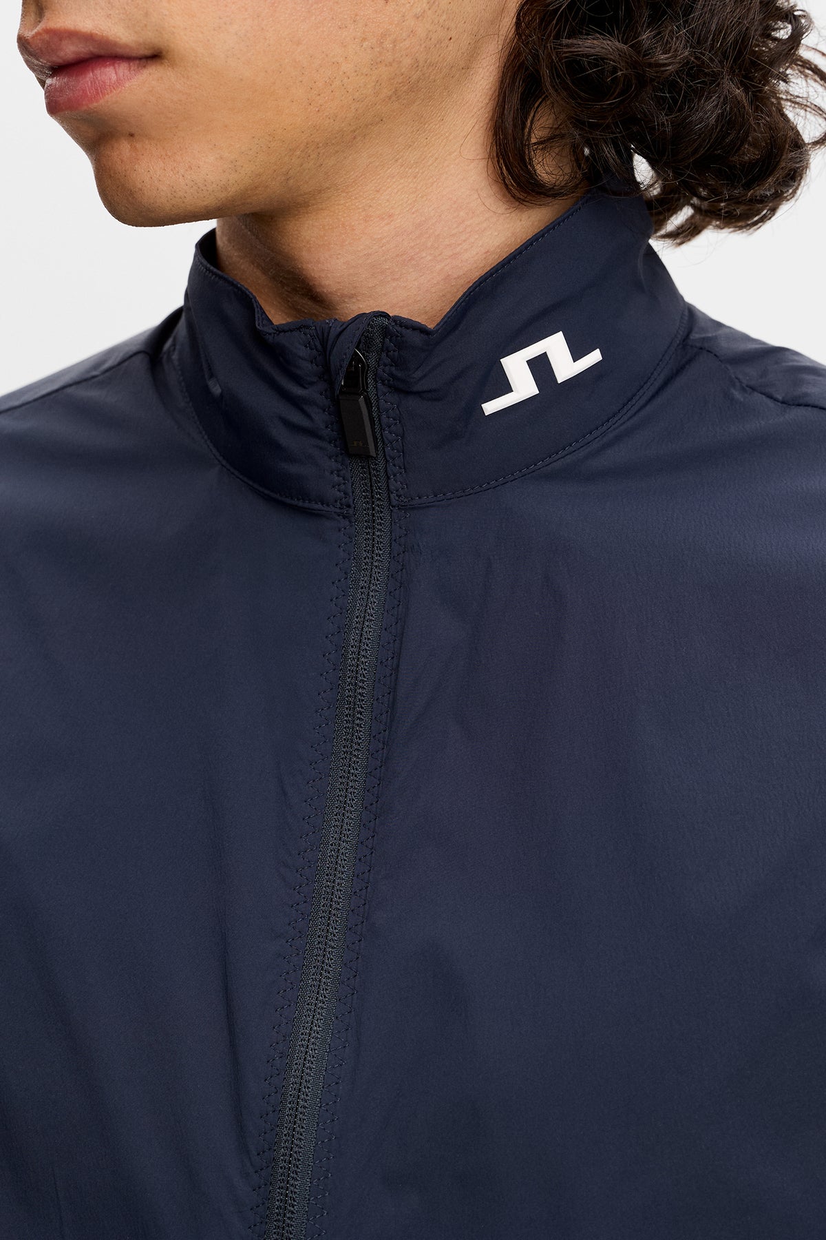 Gilet J.Lindeberg Tour Tech Packable JL Navy – dettaglio tasca laterale e cerniera
