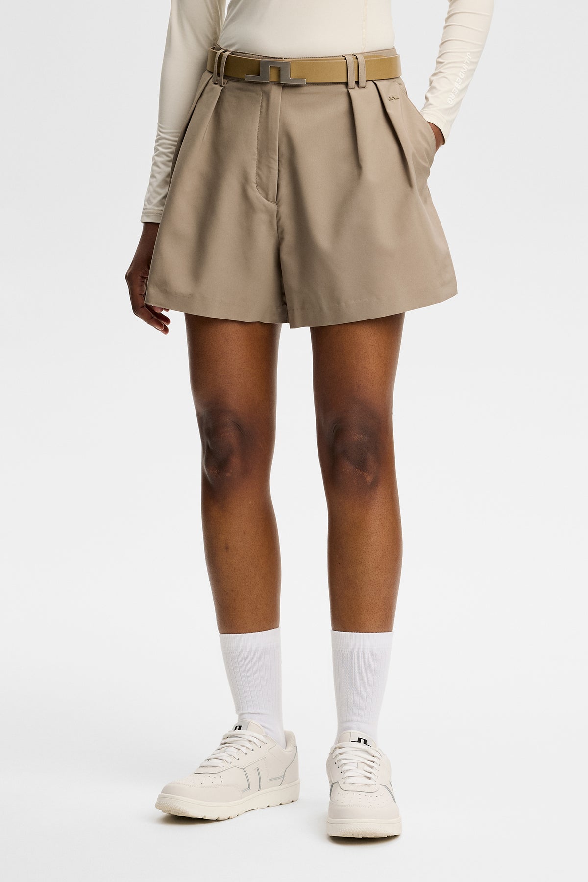 J.Lindeberg Carmen Shorts Brindle – vista frontale che mostra il tessuto e il dettaglio delle pieghe