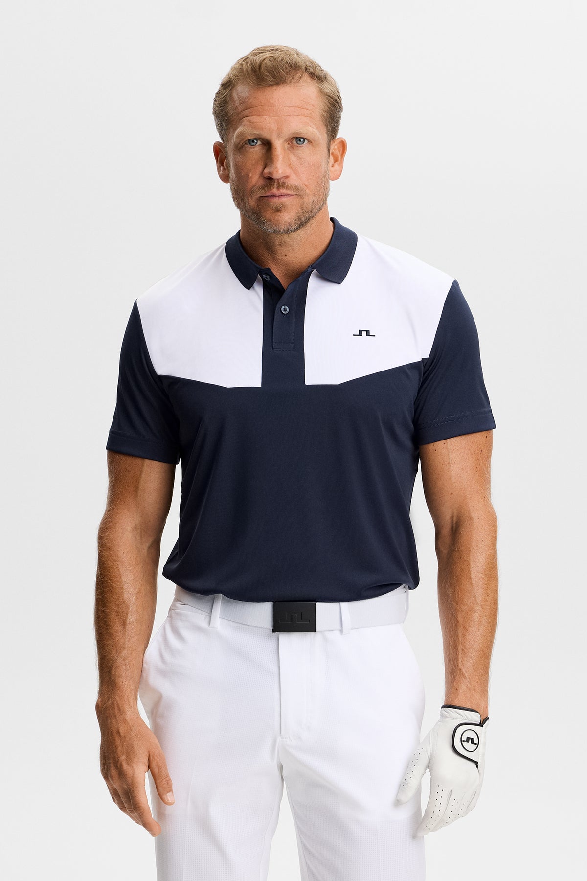 J.Lindeberg Calex Polo JL Navy – vista frontale che mostra i pannelli a contrasto sul petto e il logo Bridge