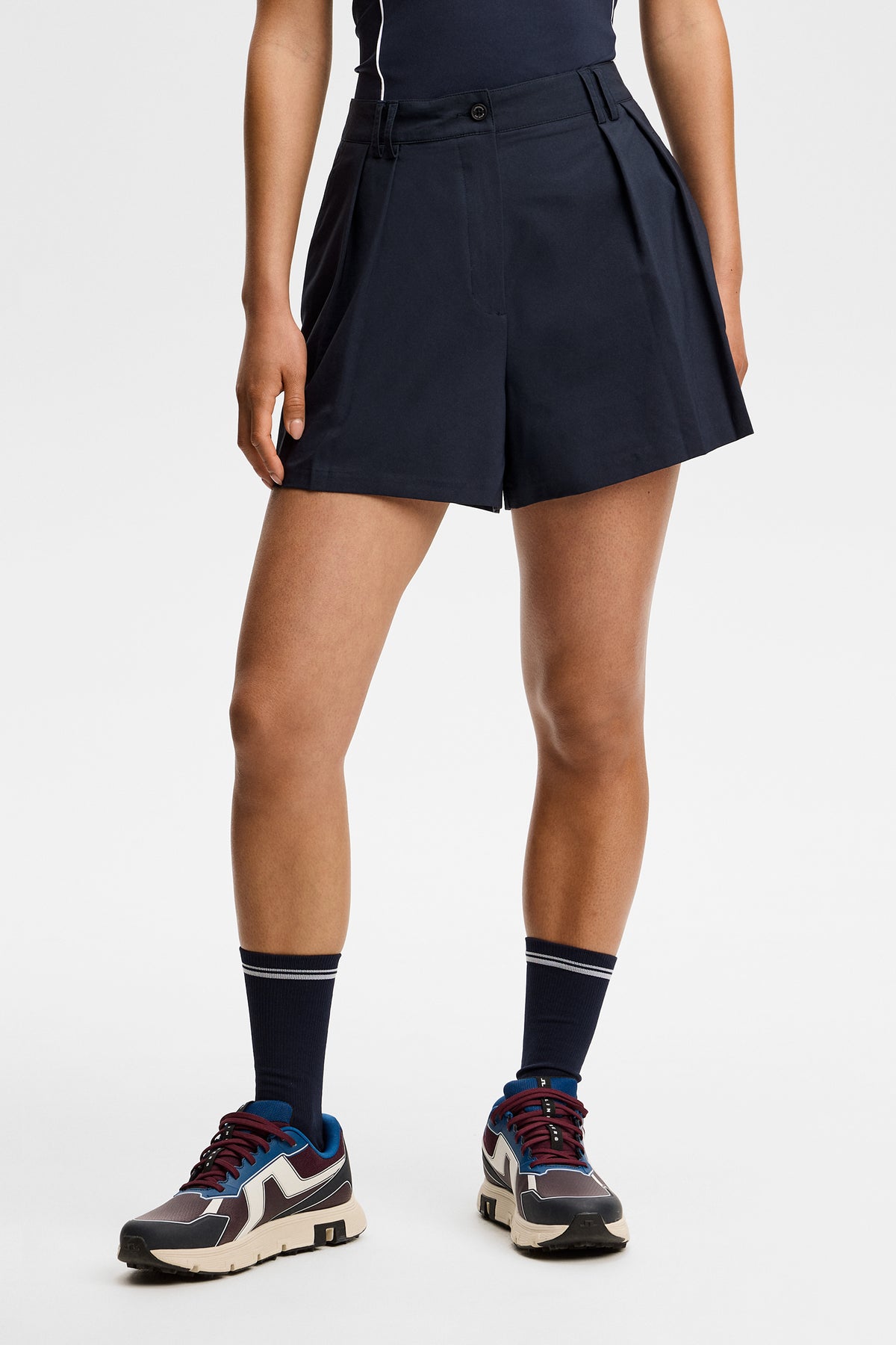 J.Lindeberg Carmen Shorts JL Navy – vista frontale che mostra la vita alta e le pieghe anteriori