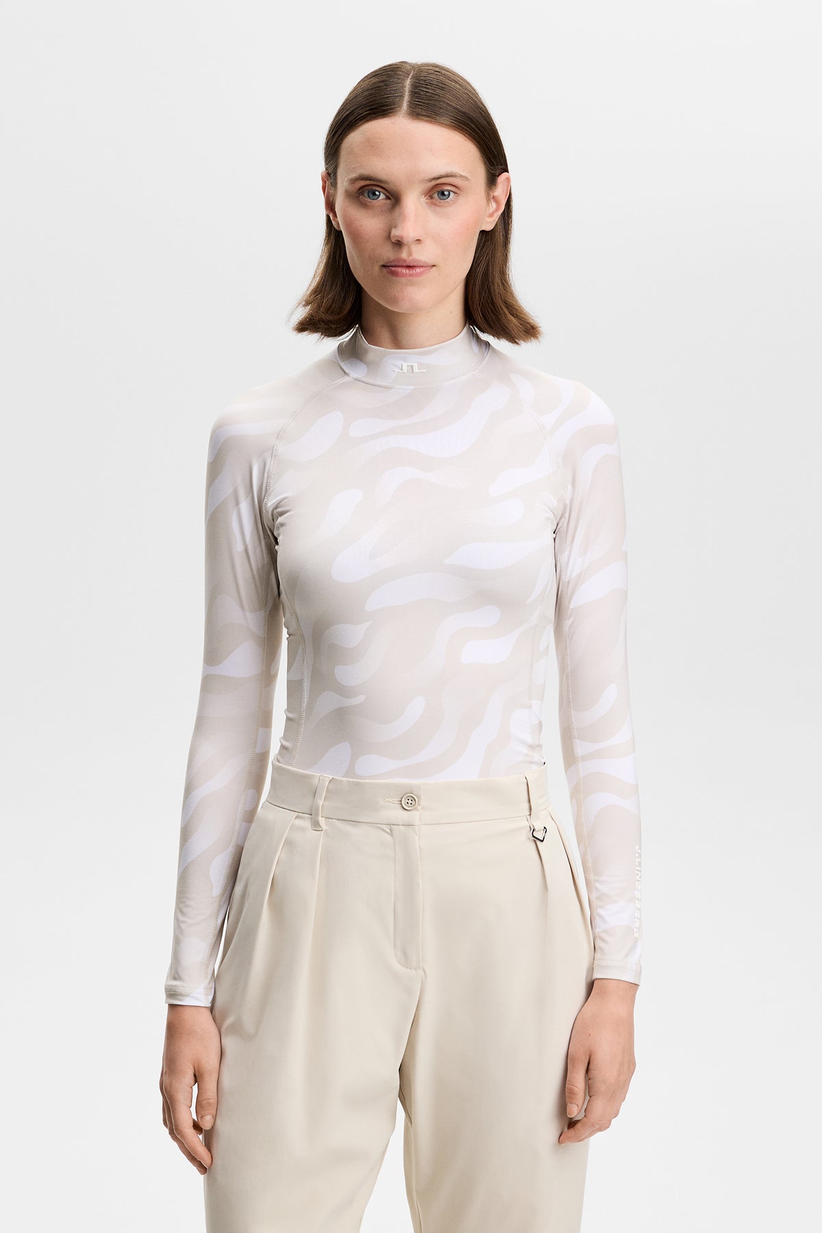 Top a compressione J.Lindeberg Ella Print Bunker Fade Moonbeam White &ndash; lifestyle sul campo