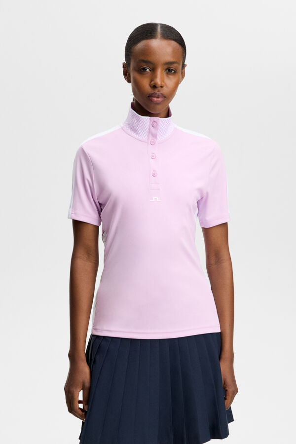 Polo J.Lindeberg Pip Orchid Bouquet – vista frontale che mostra il tessuto jacquard e i pannelli a contrasto