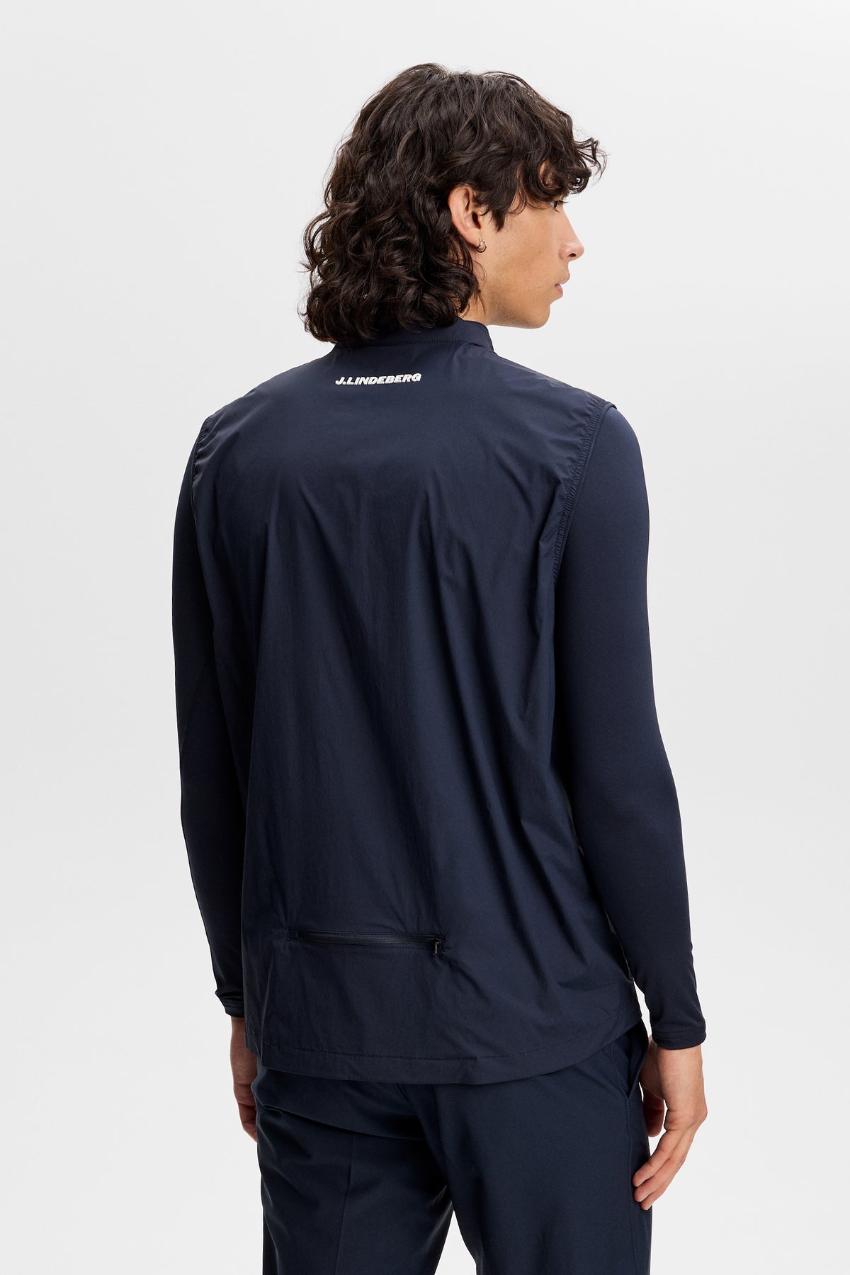 Gilet J.Lindeberg Tour Tech Packable JL Navy – dettaglio tasca posteriore ripiegabile