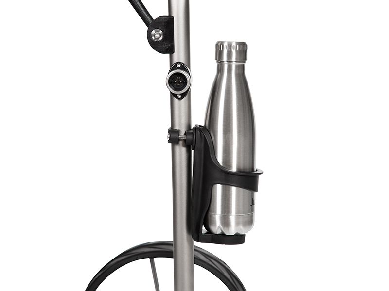 JuCad Bottle Support mostrato con bottiglia di esempio sul trolley (bottiglia non inclusa)