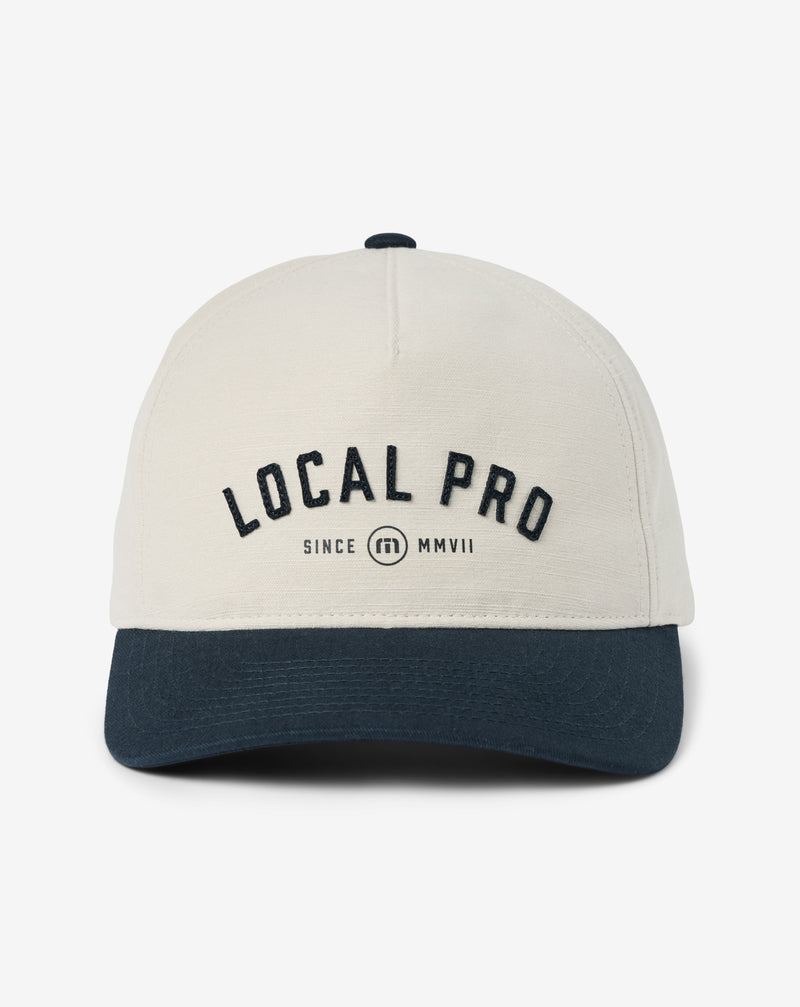 Travis Mathew Local Pro Snapback Hat – vista frontale, bianco
