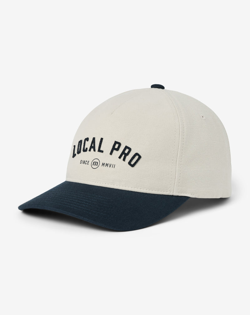Travis Mathew Local Pro Snapback Hat – profilo laterale, bianco