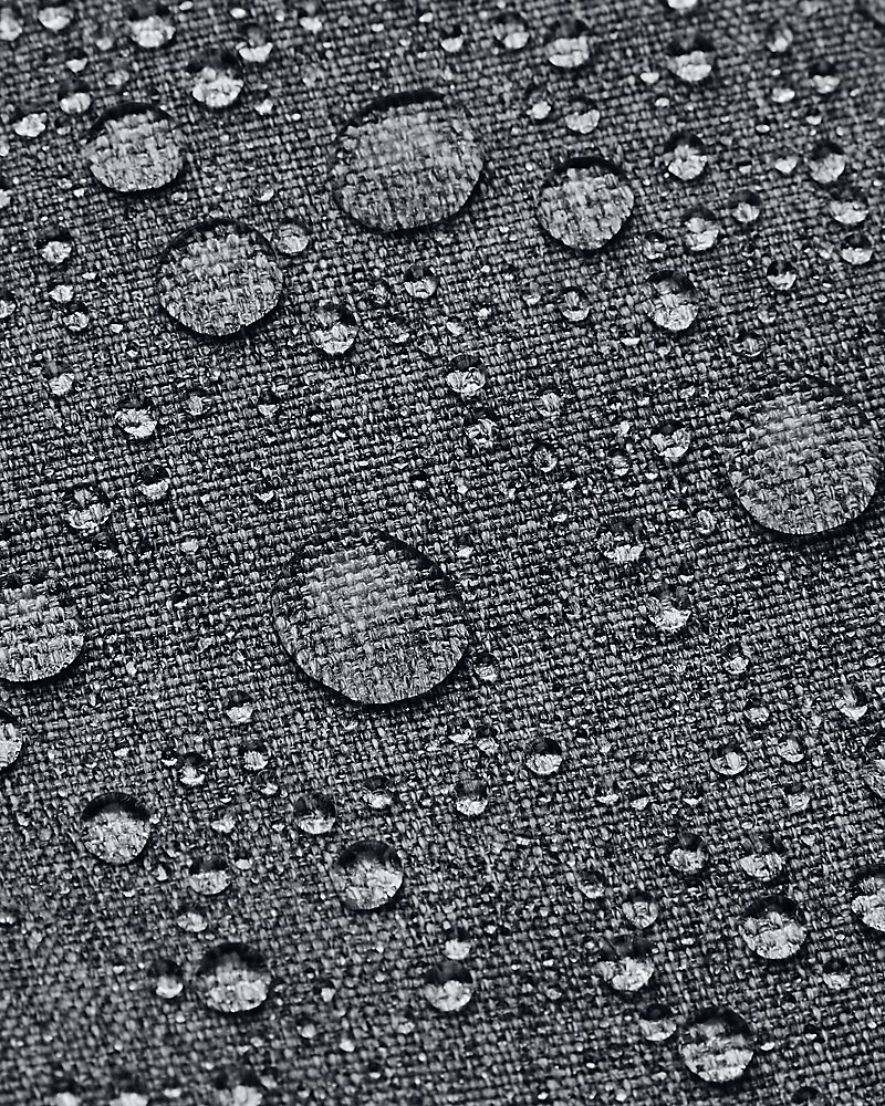 Dettaglio della tecnologia idrorepellente UA Storm