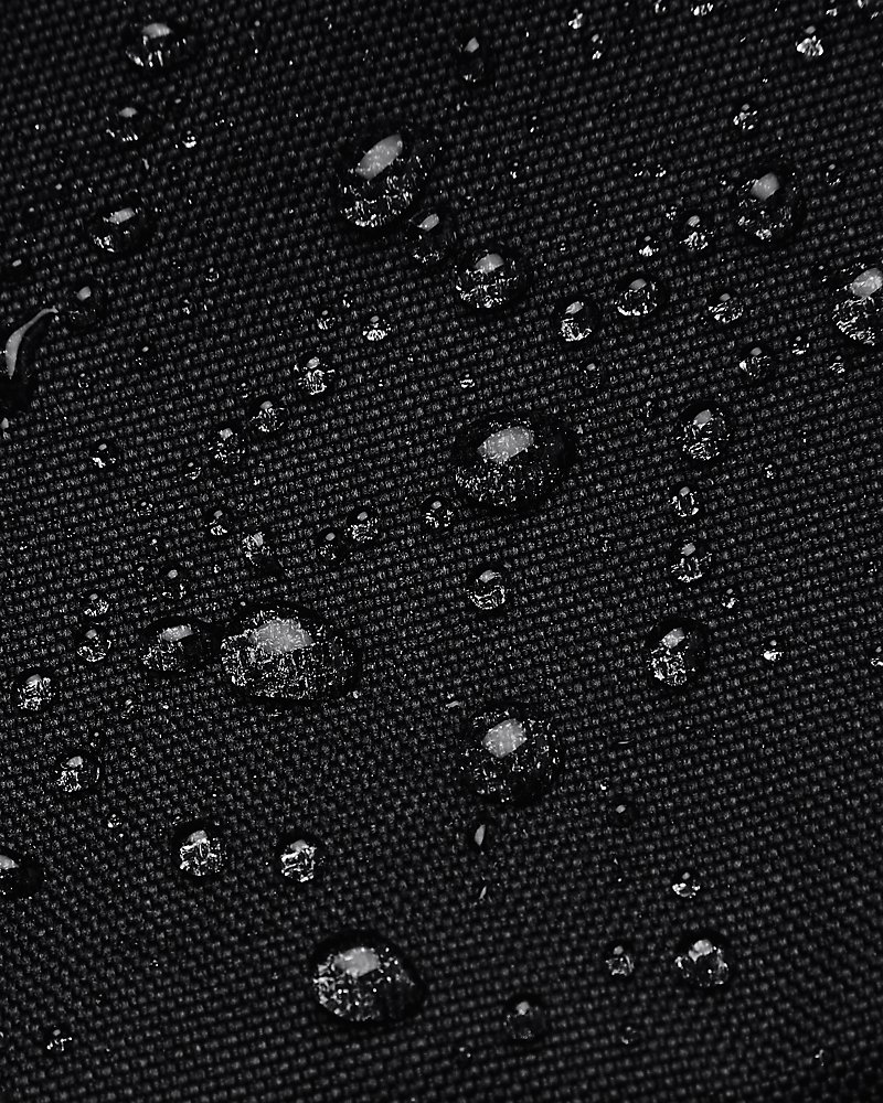 Dettaglio della tecnologia idrorepellente UA Storm sul borsone UA Undeniable 5.0 XS
