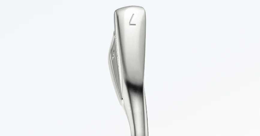 Design della suola Triple Cut sui ferri Mizuno Pro M-13 per un'interazione costante con il terreno